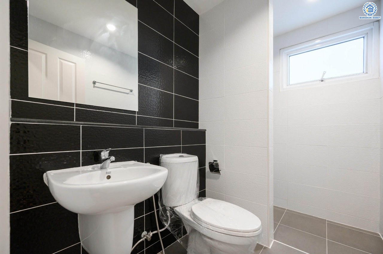 บ้านมือสองตกแต่งใหม่ ทาวน์โฮม 3 ชั้น โครงการ พรีเมี่ยมเพลส รามอินทรา เนื้อที่ 21.2 ตร.ว. ฟังก์ชัน 3 ห้องนอน 4 ห้องน้ำ 2 ที่จอดรถ ทำเลใจกลางเมือง เชื่อมต่อทั้ง ถ.ประเสริฐมนูญกิจ, ถ.ลาดพร้าว, ถ.รามอินทรา ใกล้ทางด่วน "รามอินทรา" และรถไฟฟ้าสายสีชมพู "สถานีมัยลาภ"